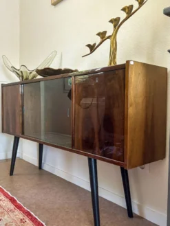 Vitrine bar polonaise vintage en placage de noyer – années 60