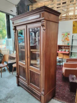 Vitrine bibliothèque ancienne en noyer et ronce de noyer d'époque XIXe