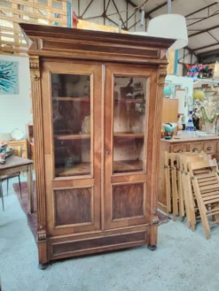 Vitrine bibliothèque ancienne en noyer et ronce de noyer d'époque XIXe