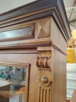 Vitrine bibliothèque ancienne en noyer et ronce de noyer d'époque XIXe
