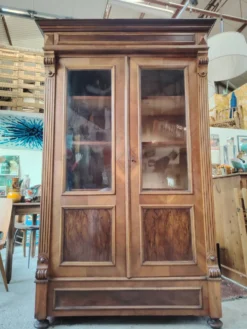 Vitrine bibliothèque ancienne en noyer et ronce de noyer d'époque XIXe