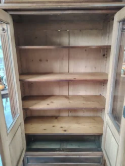 Vitrine bibliothèque ancienne en noyer et ronce de noyer d'époque XIXe
