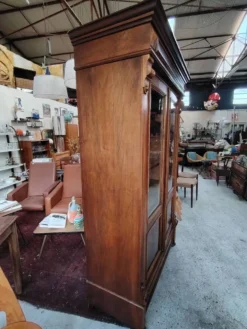 Vitrine bibliothèque ancienne en noyer et ronce de noyer d'époque XIXe