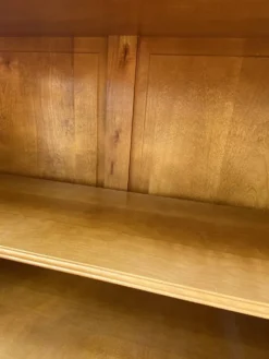 Vitrine/bibliothèque en bois massif années 70