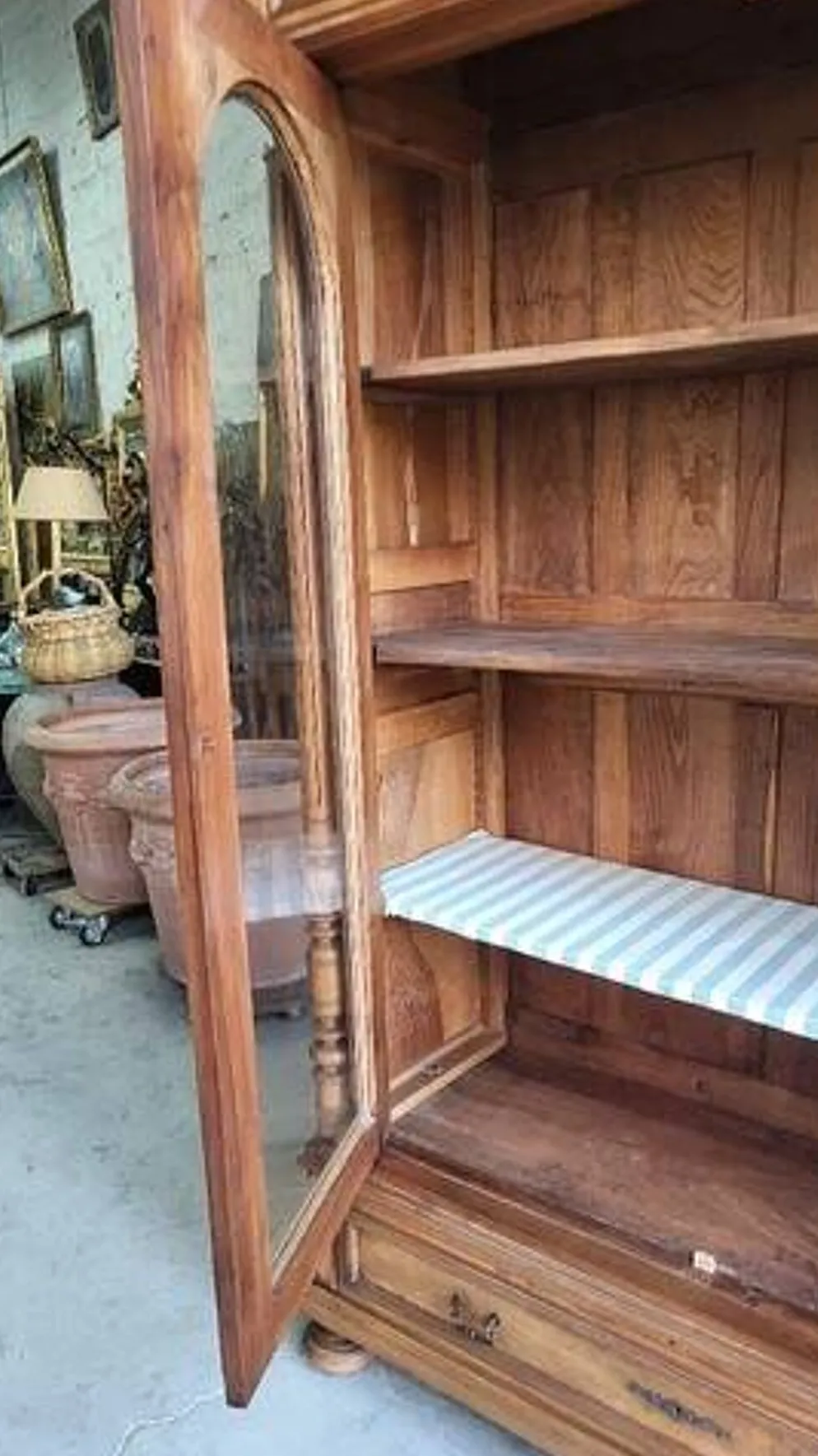Vitrine bibliothèque 2 portes en noyer avec vitres biseautées du XIXème siècle