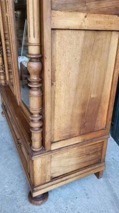 Vitrine bibliothèque 2 portes en noyer avec vitres biseautées du XIXème siècle