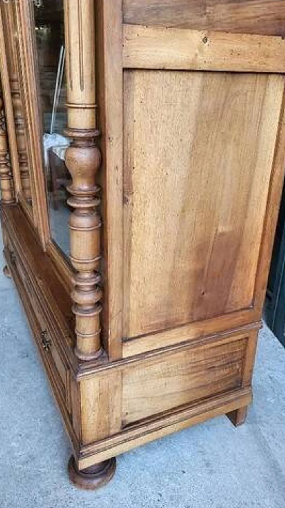 Vitrine bibliothèque 2 portes en noyer avec vitres biseautées du XIXème siècle