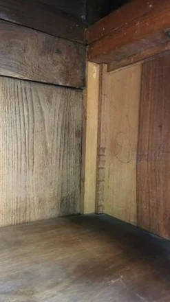 Vitrine bibliothèque 2 portes en noyer avec vitres biseautées du XIXème siècle