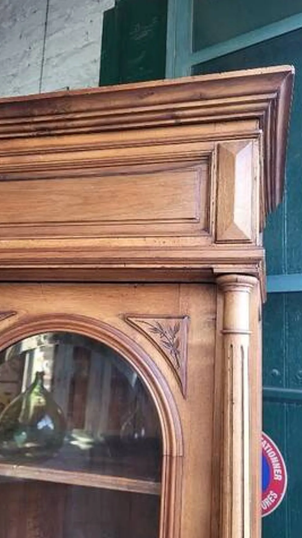 Vitrine bibliothèque 2 portes en noyer avec vitres biseautées du XIXème siècle
