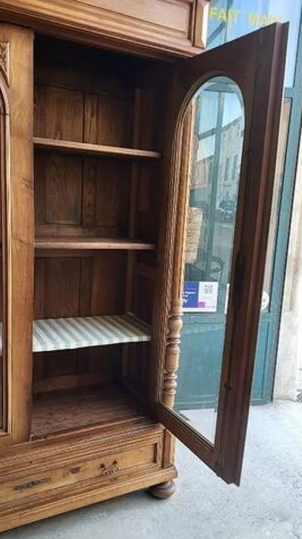 Vitrine bibliothèque 2 portes en noyer avec vitres biseautées du XIXème siècle
