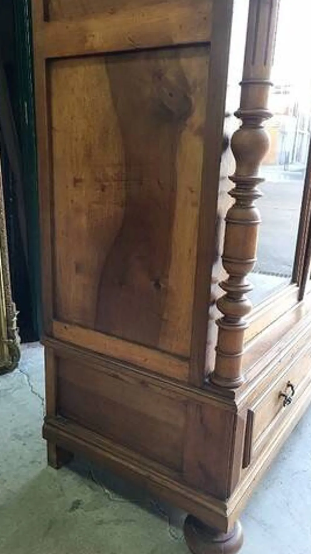 Vitrine bibliothèque 2 portes en noyer avec vitres biseautées du XIXème siècle