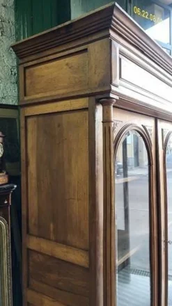 Vitrine bibliothèque 2 portes en noyer avec vitres biseautées du XIXème siècle