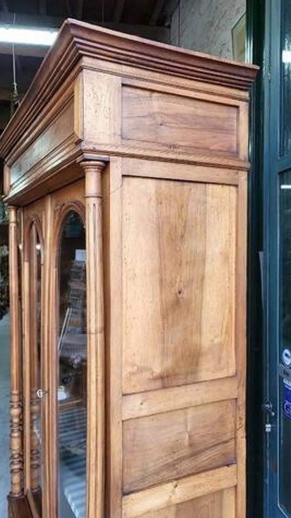 Vitrine bibliothèque 2 portes en noyer avec vitres biseautées du XIXème siècle
