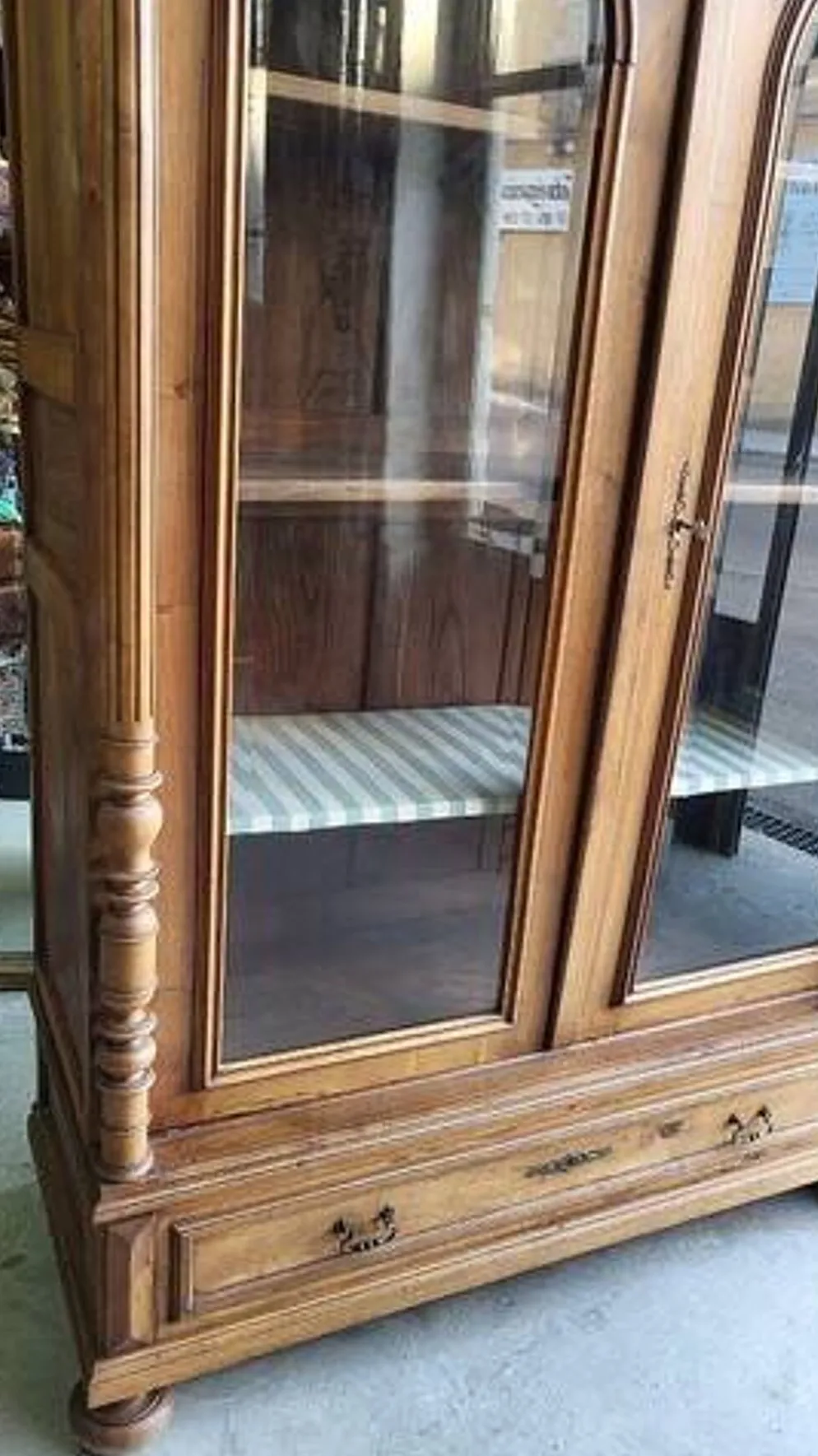 Vitrine bibliothèque 2 portes en noyer avec vitres biseautées du XIXème siècle