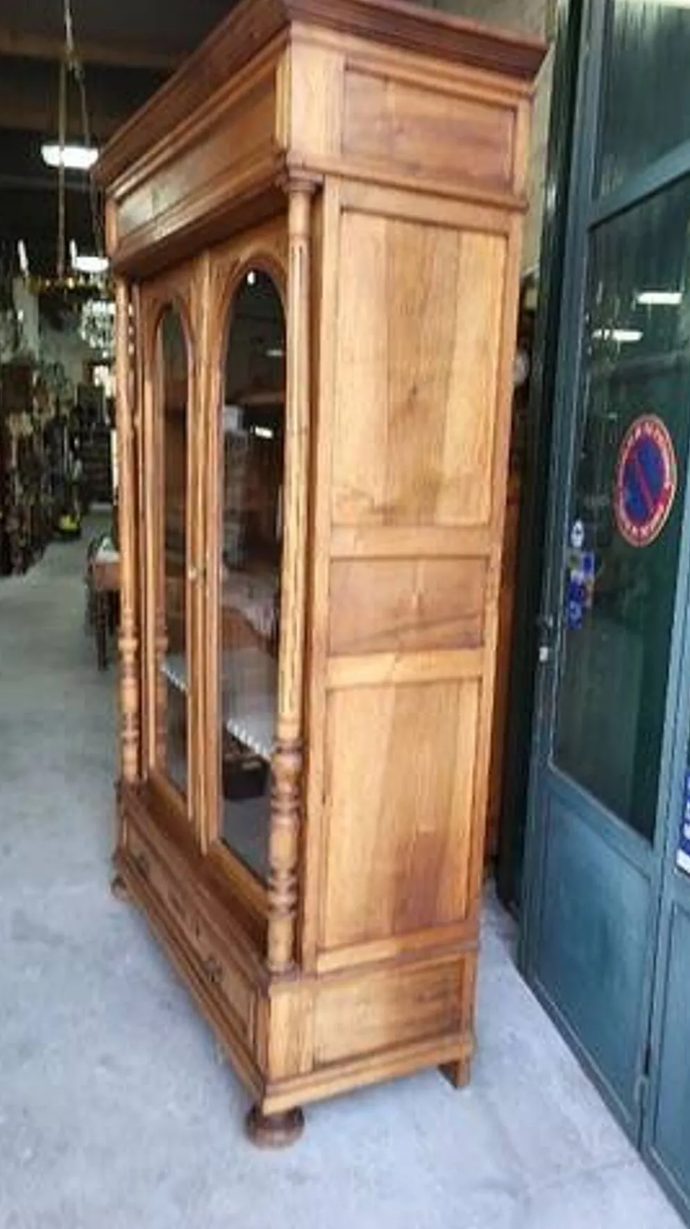 Vitrine bibliothèque 2 portes en noyer avec vitres biseautées du XIXème siècle