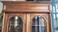Vitrine bibliothèque 2 portes en noyer avec vitres biseautées du XIXème siècle