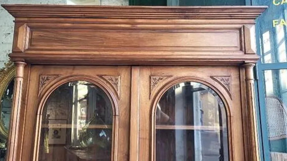 Vitrine bibliothèque 2 portes en noyer avec vitres biseautées du XIXème siècle