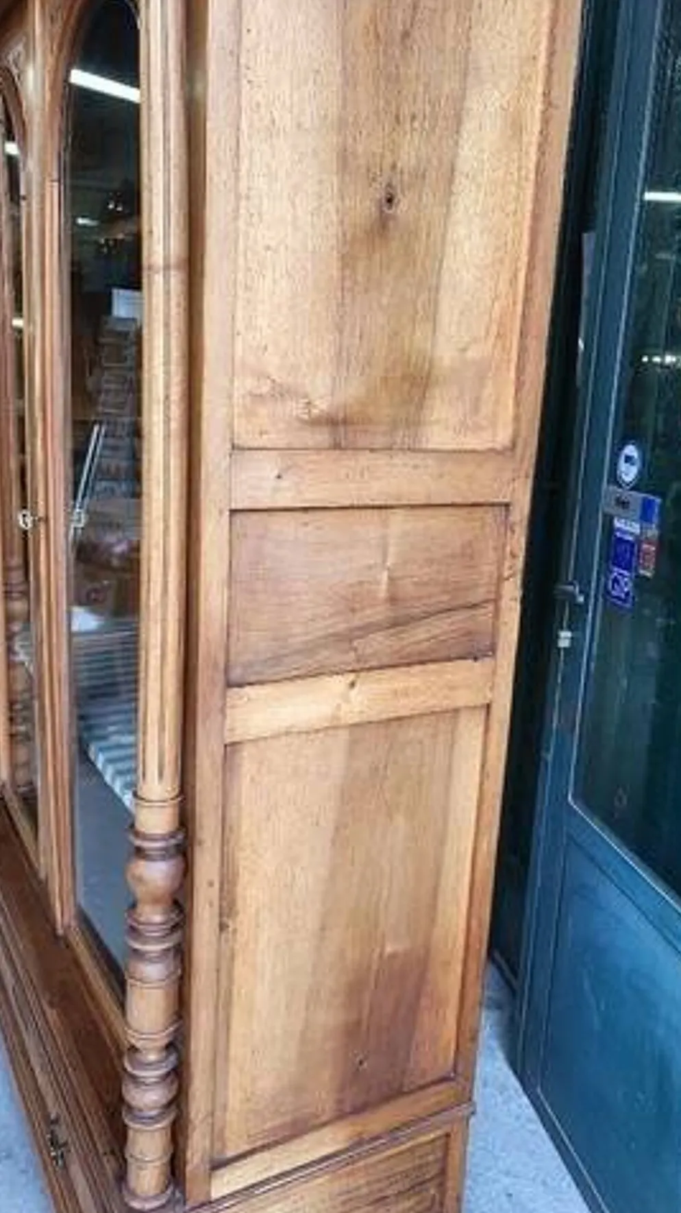 Vitrine bibliothèque 2 portes en noyer avec vitres biseautées du XIXème siècle