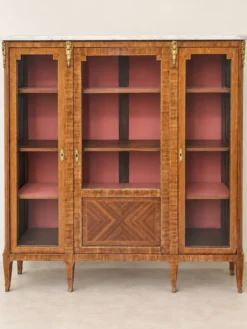 Vitrine, bibliothèque style Louis XVI en marqueterie, marbre et bronze