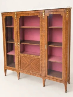 Vitrine, bibliothèque style Louis XVI en marqueterie, marbre et bronze