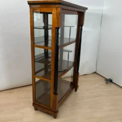 Vitrine Biedermeier en noyer et laiton avec trois côtés vitrées, sud de l'Allemagne, 1830