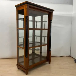 Vitrine Biedermeier en noyer et laiton avec trois côtés vitrées, sud de l'Allemagne, 1830