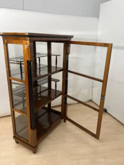 Vitrine Biedermeier en noyer et laiton avec trois côtés vitrées, sud de l'Allemagne, 1830
