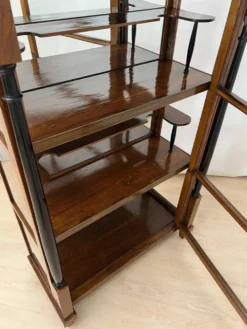 Vitrine Biedermeier en noyer et laiton avec trois côtés vitrées, sud de l'Allemagne, 1830