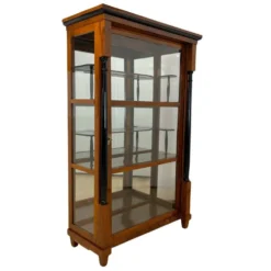 Vitrine Biedermeier en noyer et laiton avec trois côtés vitrées, sud de l'Allemagne, 1830
