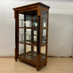 Vitrine Biedermeier en noyer et laiton avec trois côtés vitrées, sud de l'Allemagne, 1830