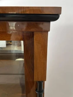 Vitrine Biedermeier en noyer et laiton avec trois côtés vitrées, sud de l'Allemagne, 1830
