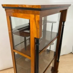 Vitrine Biedermeier en noyer et laiton avec trois côtés vitrées, sud de l'Allemagne, 1830