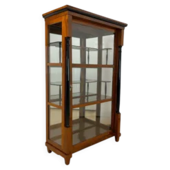 Vitrine Biedermeier en noyer et laiton avec trois côtés vitrées, sud de l'Allemagne, 1830