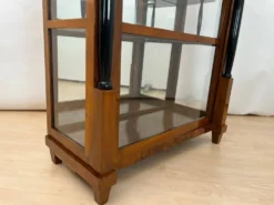 Vitrine Biedermeier en noyer et laiton avec trois côtés vitrées, sud de l'Allemagne, 1830