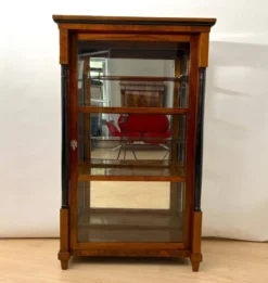 Vitrine Biedermeier en noyer et laiton avec trois côtés vitrées, sud de l'Allemagne, 1830