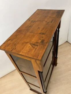 Vitrine Biedermeier en noyer et laiton avec trois côtés vitrées, sud de l'Allemagne, 1830