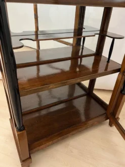 Vitrine Biedermeier en noyer et laiton avec trois côtés vitrées, sud de l'Allemagne, 1830