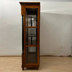 Vitrine Biedermeier en noyer et laiton avec trois côtés vitrées, sud de l'Allemagne, 1830