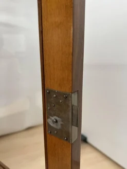 Vitrine Biedermeier en noyer et laiton avec trois côtés vitrées, sud de l'Allemagne, 1830