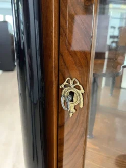 Vitrine Biedermeier en noyer et laiton avec trois côtés vitrées, sud de l'Allemagne, 1830