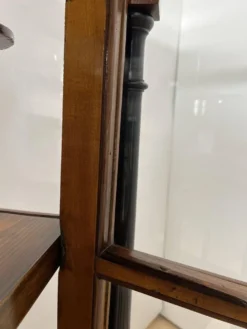 Vitrine Biedermeier en noyer et laiton avec trois côtés vitrées, sud de l'Allemagne, 1830