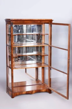 Vitrine Biedermeier tchèque en noyer et épicéa, années 1830