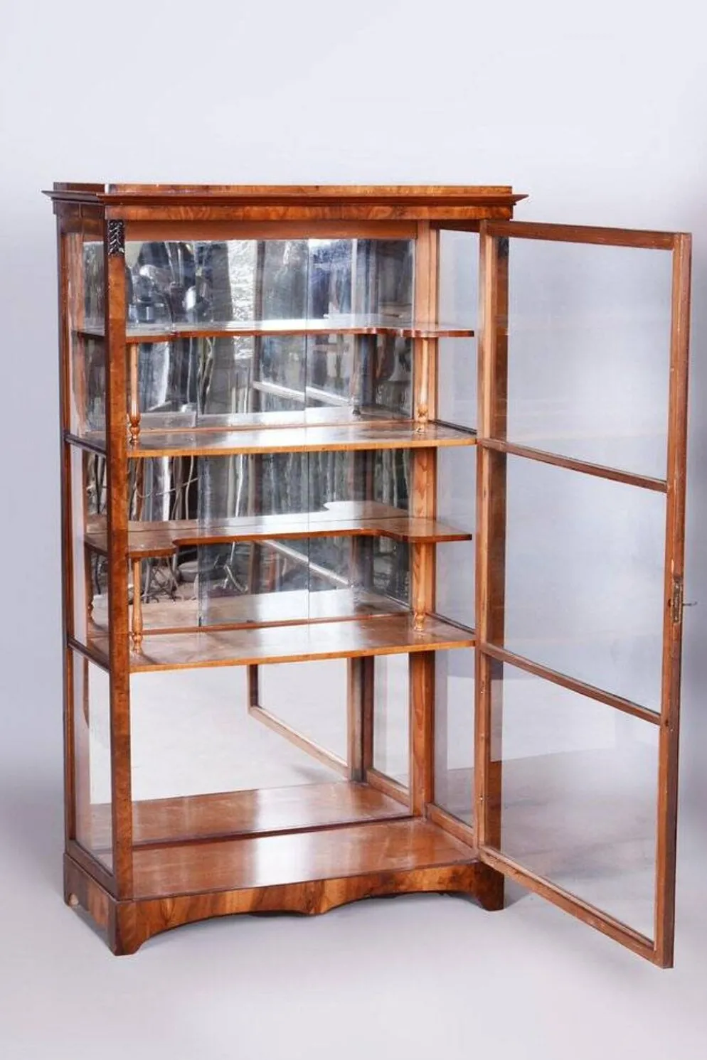 Vitrine Biedermeier tchèque en noyer et épicéa, années 1830