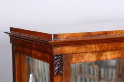 Vitrine Biedermeier tchèque en noyer et épicéa, années 1830