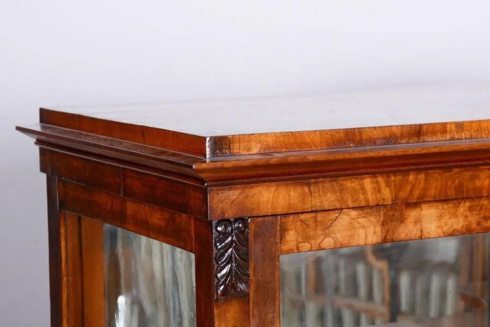 Vitrine Biedermeier tchèque en noyer et épicéa, années 1830
