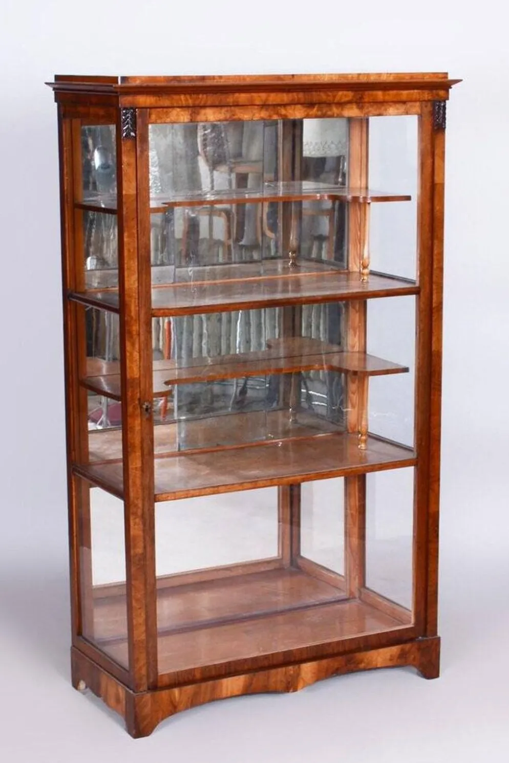 Vitrine Biedermeier tchèque en noyer et épicéa, années 1830