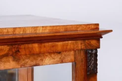 Vitrine Biedermeier tchèque en noyer et épicéa, années 1830