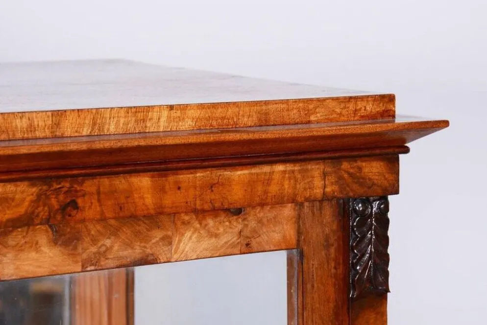 Vitrine Biedermeier tchèque en noyer et épicéa, années 1830