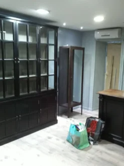 Vitrine colonne a une porte
