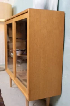 Vitrine, commode, buffet danois vintage en chêne, milieu du siècle